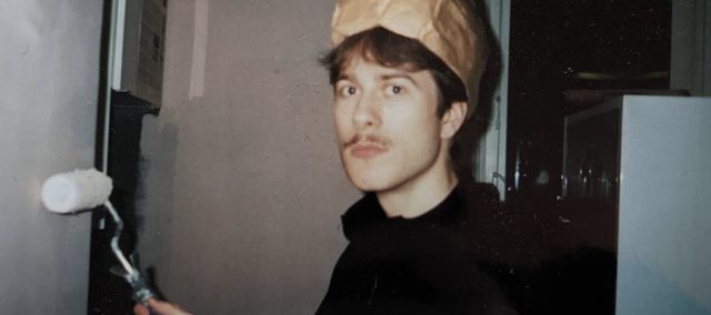 Miró med kompostpåse på huvudet och roller i handen.